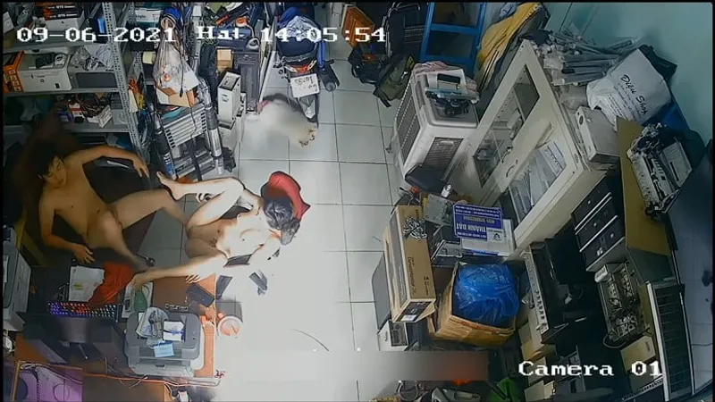 Bà xã chồng xoạc nhau trong của của quý máy tính