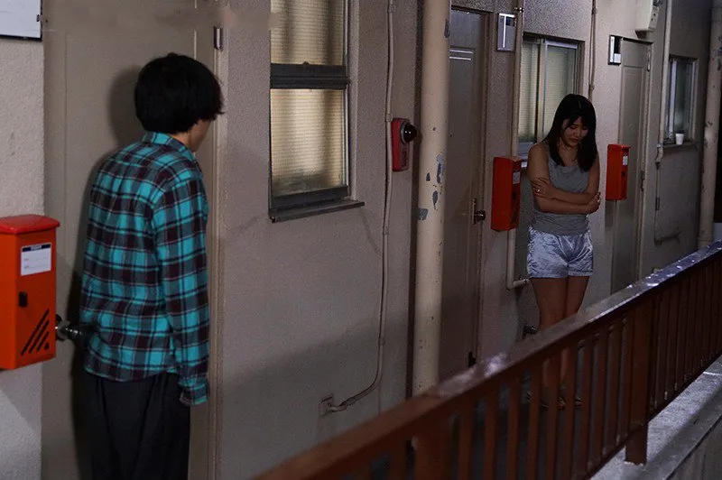 Bí mật vụng trộm với người phụ nữ hàng xóm cãi nhau bị ông xã đuổi ra cửa