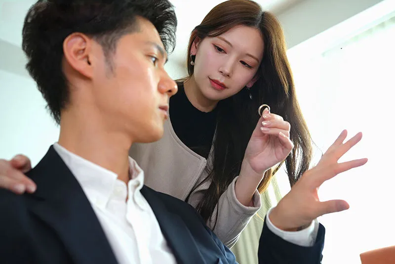 Người vợ đi đi chơi, gã chồng ở nhà bị nhỏ em người vợ gạ chịch không trượt phát nào